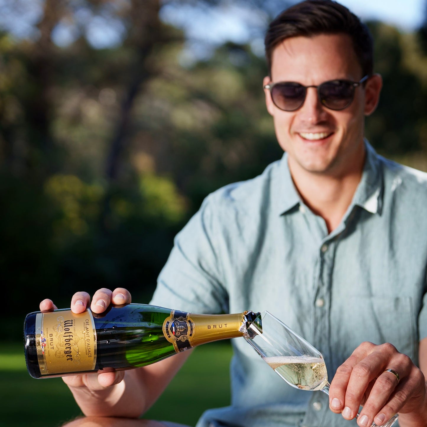 Wolfberger Crémant d´Alsace, brut, 6 Flaschen à 0,75 Liter. Idealer Begleiter für die schönen Momente im Leben und prickelnde Alternative für Sekt oder Champagner. Traditionelle Flaschengärung,